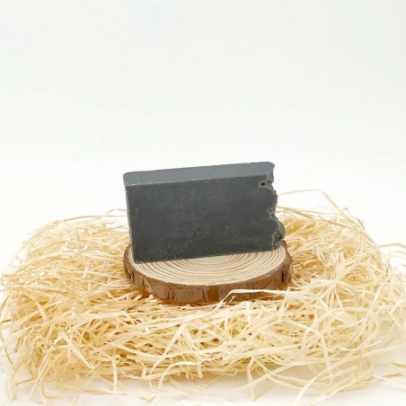 Jabón artesano elaborado con carbón activo