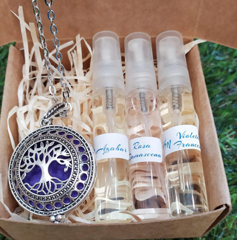 cesta-regalo-colgante-aromaterapia-fragancias-femeninas-mama-manuela Ideas de regalo para ella en Mamá Manuela: colonias de mujer y colgante aromaterapia