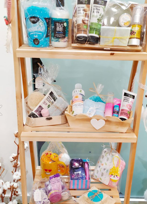 cestas-con-cosmetica-natural-variada-para-regalar-mama-manuela Cosmética natural de Mamá Manuela lista para regalar