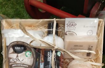 El regalo de Mamá Manuela para los amantes del coco y su afrutado y dulce aroma… Loción corporal, jabón, espuma y mousse de baño con aroma a coco
