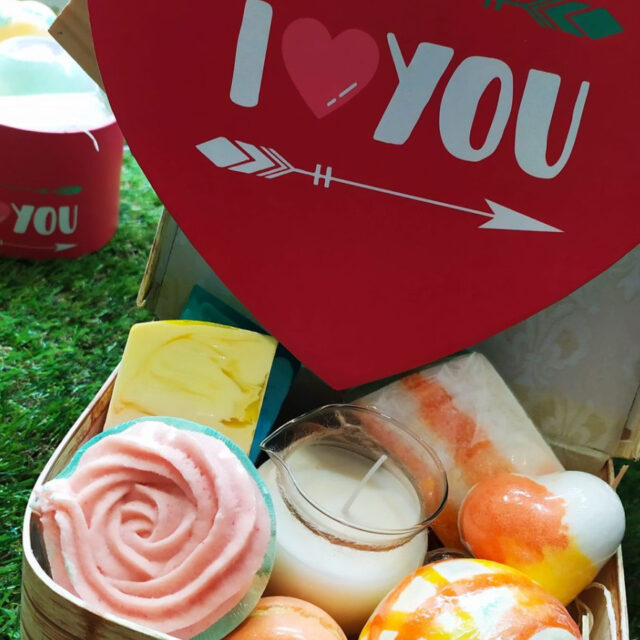 cestas-regalo-para-san-valentin-de-mama-manuela Detaless con cosmética natural para regalar