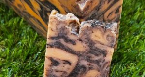 Jabón artesano con aceite de oliva, canela y naranja.
