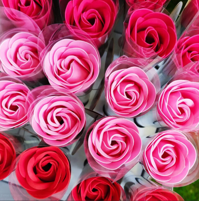 Jabón en forma de pétalos de rosa
