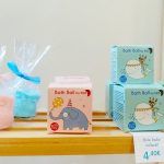Bolas aromáticas y espuma para baño infantil.