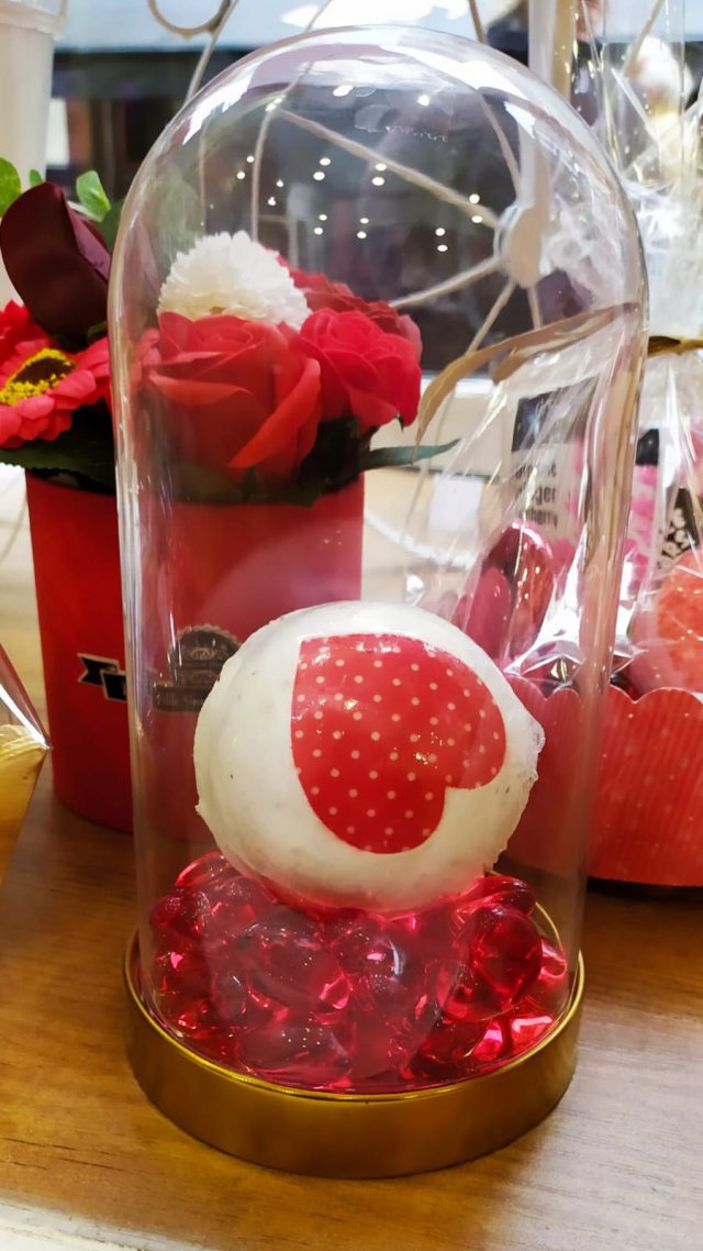 bola-de-bano-espumoso-de-corazon Espuma de baño en forma de corazón para regalo.