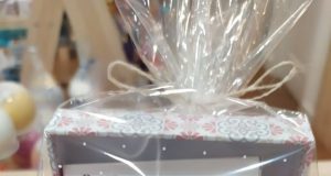 Caja regalo con jabones y cosmética femenina.
