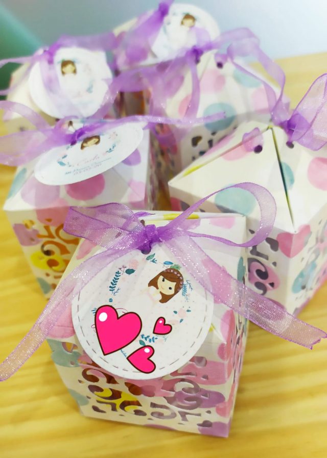 cajita-regalo-para-detalle-de-comunion Detalle para invitados de Primera Comunión.