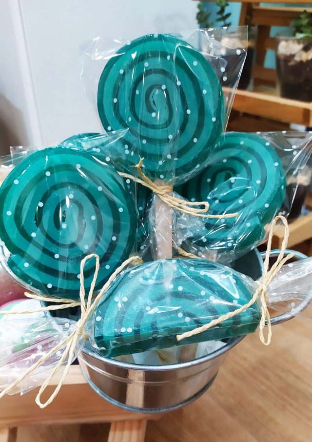 caramelos-y-piruletas-de-mama-manuela Piruleta de jabón aroma a sandía.
