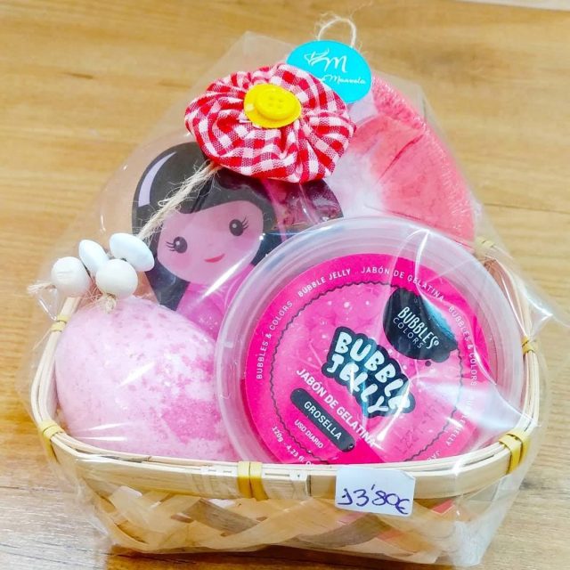 cesta-infantil-de-jabon-rosa-y-de-fresa Cesta regalo de jabones para niña