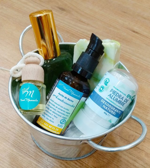 cesta-metalica-de-regalo-para-hombre-con-aceites-jabon-y-desodorante Pack regalo de belleza para hombre.