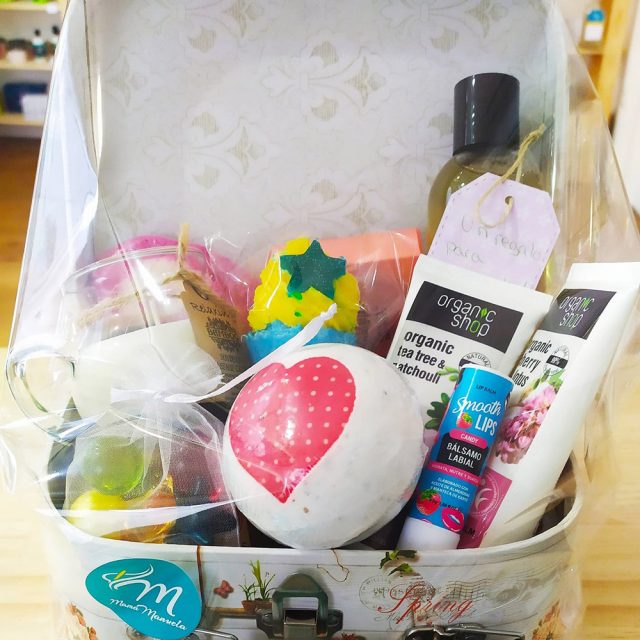 cesta-regalo-de-mama-manuela-para-cuidado.intensivo-de-la-piel Productos para ducha, baño e hidratación facil y corporal.