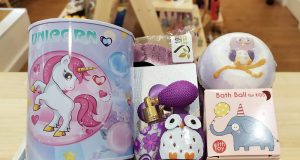 Cesta de regalo de cosmética para niñas.