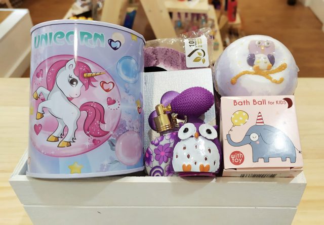 Cesta de regalo de cosmética para niñas.