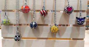 Collares con perfume incorporado.