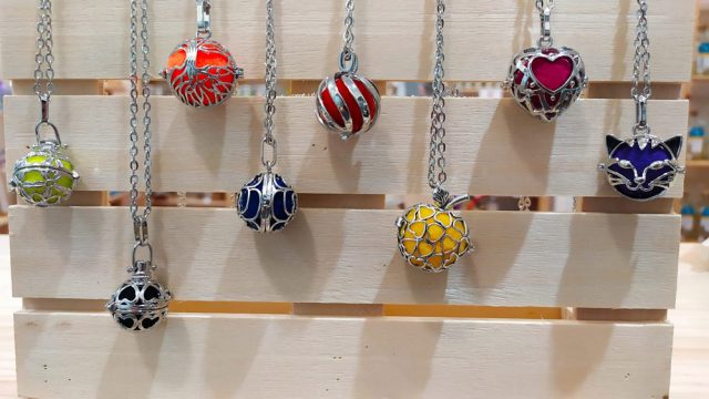 colgantes-difusores-de-aroma-perfumados Collares con perfume incorporado.