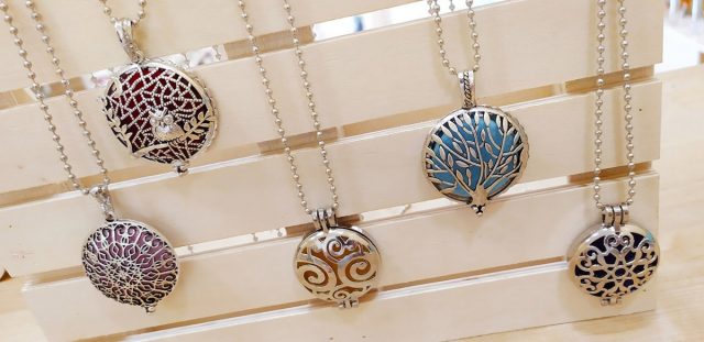 collares-perfumeros-colgantes-aromaticos Collares difusores de aroma.