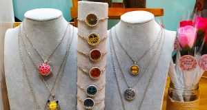 Collares perfumeros y pulseras perfumeras.