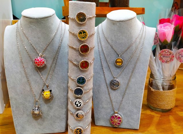 Collares perfumeros y pulseras perfumeras.