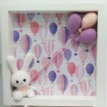 Conejo de juguete hecho de hilo para niños y decorativo.