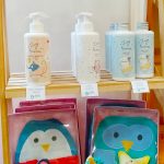 Gel, champú y sacos calentadores con formas infantiles para niños.