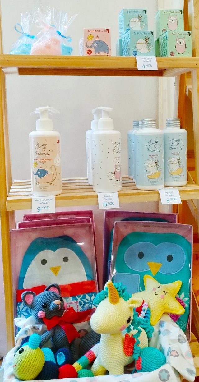 cosmetica-infantil-para-cuidado-corporal Gel, champú y sacos calentadores con formas infantiles para niños.