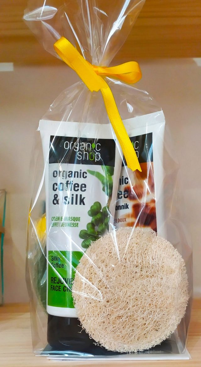cuidado-exfoliante-facial-con-disco-de-luffa Tratamiento exfoliante para el rostro.