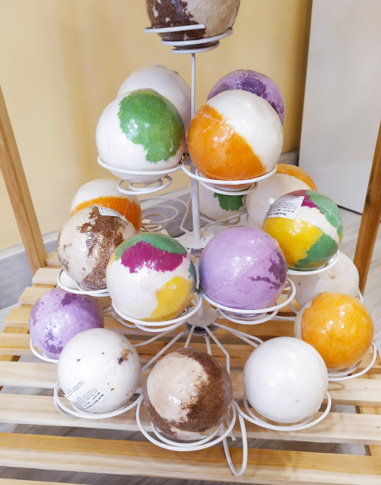 expositor-bombas-bano-aromaticas-de-colores Expositor de bombas para baño aromáticas