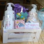 Caja regalo infantil con gel, champú y jabones para baño.