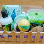 Cesto regalo para cuidado facial y corporal.