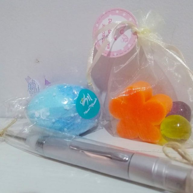 Regalo con jabones y productos para baño.