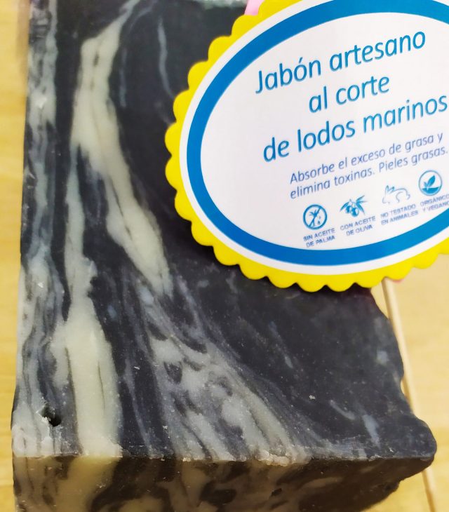 Jabón con base de aceite de oliva para pieles grasas.