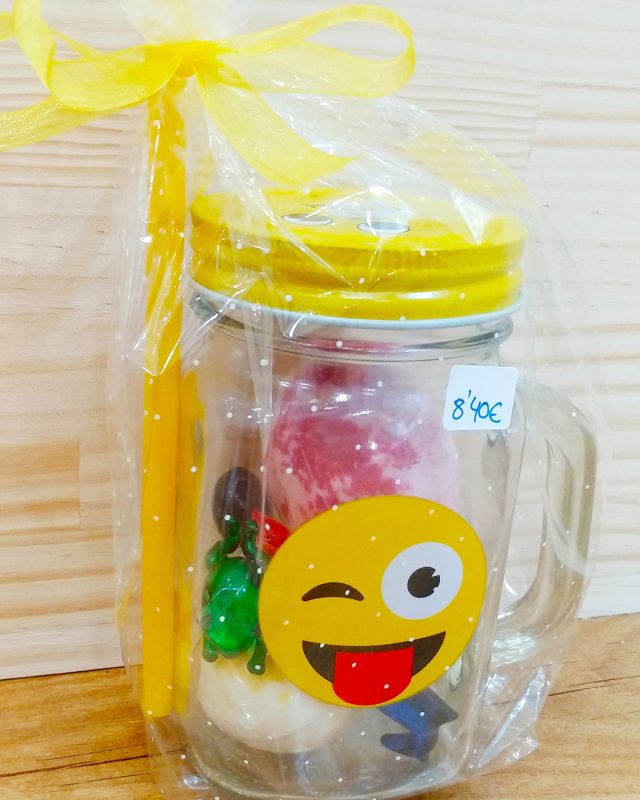 jarra-regalo-infantil-con-perlas-y-huevos-de-bano Regalo infantil de productos para baño en jarra.