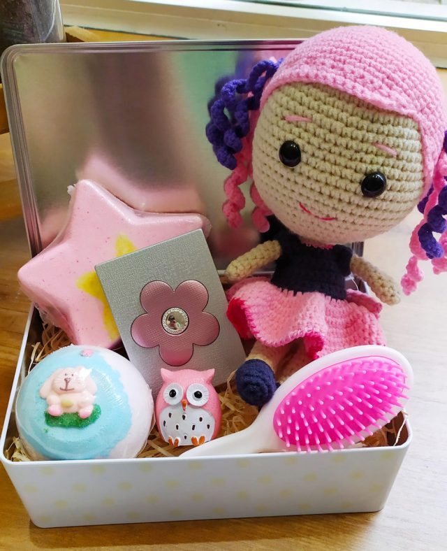 lata-con-regalo-de-productos-de-higiene-infantil Caja de regalo de Mamá Manuela para Niños.