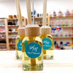 Ambientador para hogar con aroma de mango en forma de mikado.