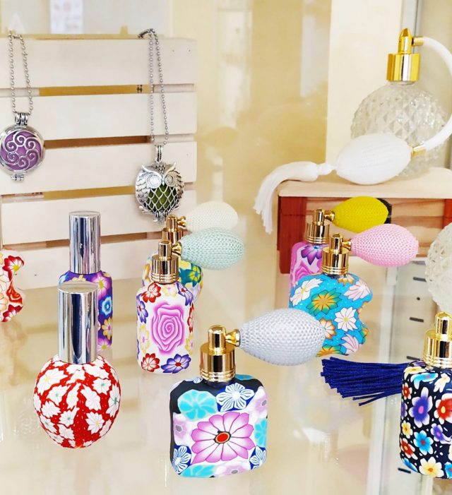 perfumero-vintage-de-bolso-o-tocador-de-colores Perfumero para mujer.