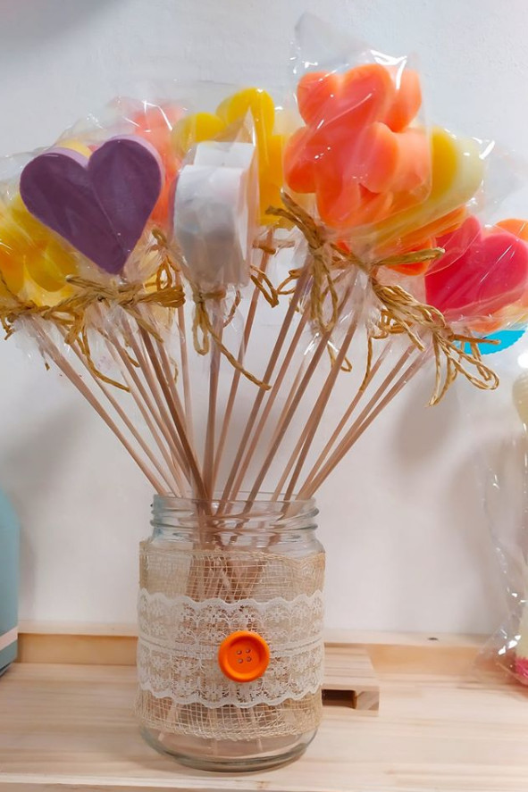 Jabones de colores con forma de corazón.