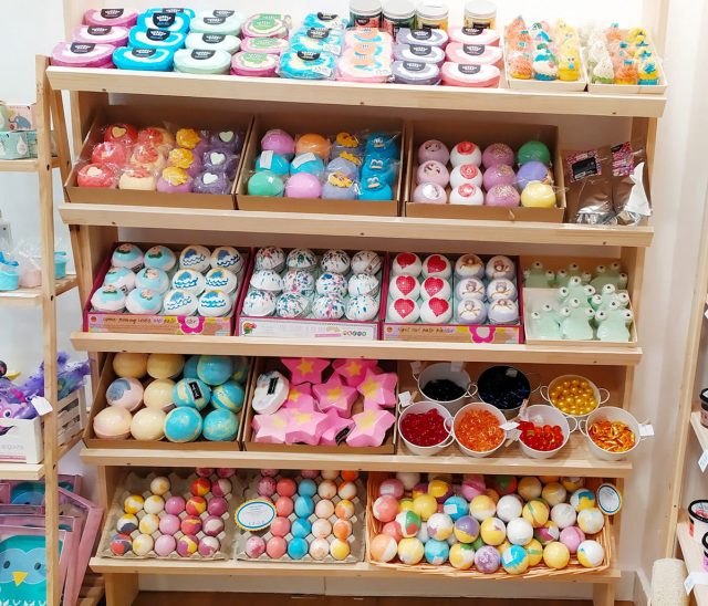 Bolas, bombas, espuma, perlas, burbujas y acuarelas de baño.