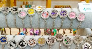 Pulseras difusoras de aromas de mujer.