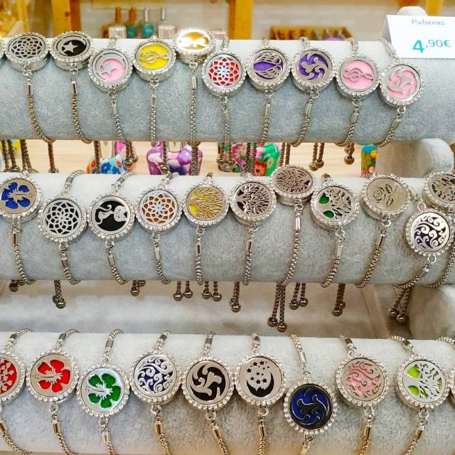 pulseras-perfumadas-de-coleccion-mama-manuela Pulseras difusoras de aromas de mujer.