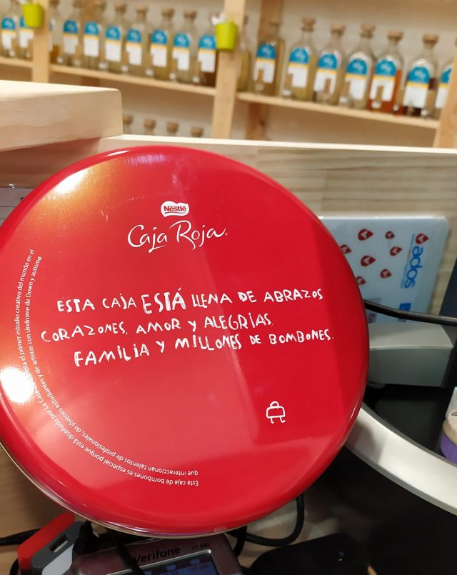 regalo-de-bombones-para-mama-manuela Nos han regalado una lata de bombones de chocolate.