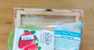Regalo de jabones combinados y productos de baño en cofre.