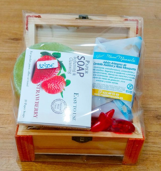 Regalo de jabones combinados y productos de baño en cofre.
