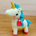 Unicornio de colores infantil hecho de hilo.