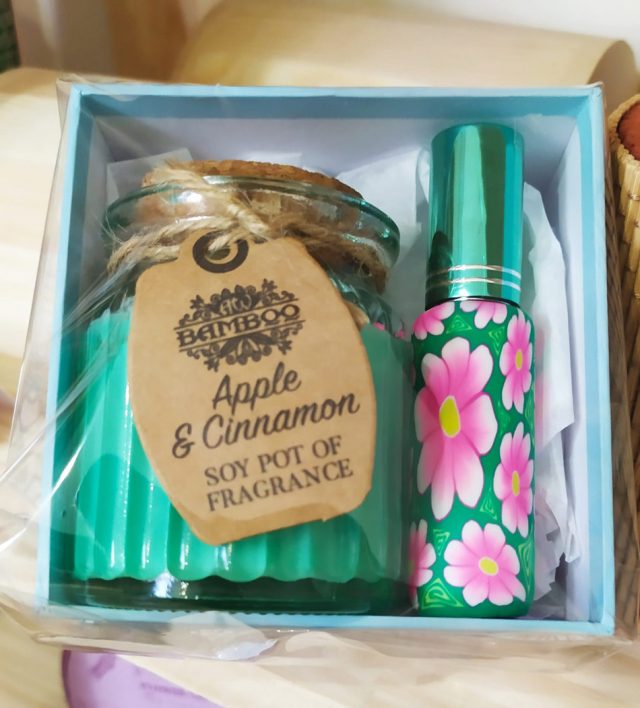 Regalo con vela aromática y perfume.