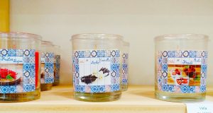 Velas con diferentes aromas en frasco de vidrio.
