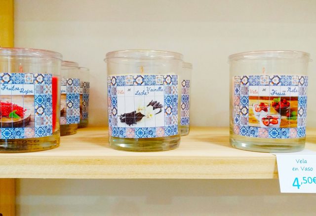 velas-aromaticas-en-frascos-de-vidrio Velas con diferentes aromas en frasco de vidrio.